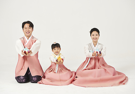 포토 JPG 스튜디오촬영 전신 여자 명절 남자 딸 행복 어린이 가족 엄마 복주머니 실내 미소 누끼 앉기 성인 앞모습 세명 30대 설날 추석 화목 한국인 가족라이프 아빠 한복 핵가족 즐거움 흰배경 국내포토 한국전통 전통 라이프스타일 기념일 감정 뷰포인트 백그라운드 컨셉 관계 모션 전통소품 표정 사람 동양인 내부 장년 흰색 전통의상 파일형식
