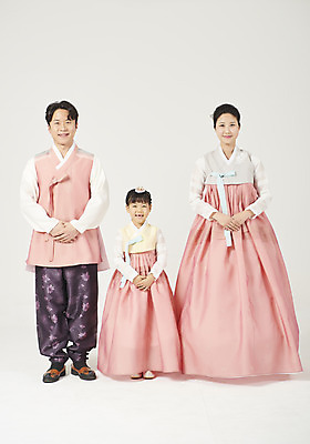 포토 JPG 스튜디오촬영 전신 여자 명절 남자 딸 행복 어린이 가족 엄마 실내 서기 미소 누끼 성인 앞모습 세명 30대 설날 추석 화목 한국인 가족라이프 아빠 한복 핵가족 즐거움 흰배경 손모으기 공손 국내포토 한국전통 전통 라이프스타일 기념일 감정 뷰포인트 백그라운드 컨셉 관계 모션 표정 사람 동양인 손짓 내부 장년 흰색 전통의상 파일형식