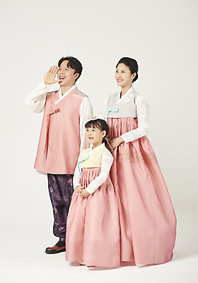포토 JPG 스튜디오촬영 전신 응시 여자 명절 남자 딸 행복 어린이 가족 엄마 실내 서기 누끼 성인 옆모습 세명 30대 설날 추석 화목 외침 한국인 가족라이프 아빠 한복 핵가족 즐거움 흰배경 국내포토 한국전통 전통 라이프스타일 시선 기념일 감정 뷰포인트 백그라운드 컨셉 관계 모션 사람 동양인 내부 장년 소리 흰색 전통의상 파일형식