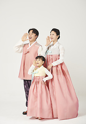 포토 JPG 스튜디오촬영 전신 여자 명절 남자 딸 행복 어린이 가족 엄마 실내 서기 미소 누끼 성인 옆모습 세명 30대 설날 추석 화목 외침 한국인 가족라이프 아빠 한복 핵가족 즐거움 흰배경 국내포토 한국전통 전통 라이프스타일 기념일 감정 뷰포인트 백그라운드 컨셉 관계 모션 표정 사람 동양인 내부 장년 소리 흰색 전통의상 파일형식