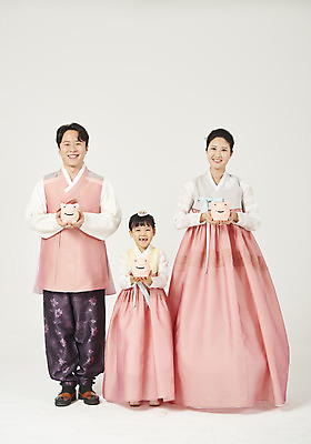 포토 JPG 스튜디오촬영 전신 여자 명절 남자 딸 행복 어린이 가족 엄마 실내 서기 미소 들기 누끼 성인 앞모습 세명 30대 설날 추석 화목 저축 한국인 돼지저금통 가족라이프 아빠 한복 핵가족 즐거움 흰배경 금융의날 국내포토 한국전통 전통 라이프스타일 기념일 감정 뷰포인트 백그라운드 컨셉 관계 모션 표정 사람 동양인 내부 장년 금융 저금통 흰색 전통의상 파일형식 법정기념일