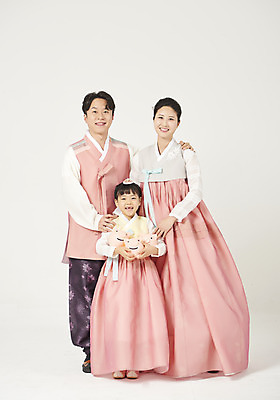 포토 JPG 스튜디오촬영 전신 여자 명절 남자 딸 행복 어린이 가족 엄마 실내 서기 미소 들기 누끼 성인 앞모습 세명 30대 설날 추석 화목 저축 한국인 돼지저금통 가족라이프 아빠 한복 핵가족 즐거움 흰배경 금융의날 국내포토 한국전통 전통 라이프스타일 기념일 감정 뷰포인트 백그라운드 컨셉 관계 모션 표정 사람 동양인 내부 장년 금융 저금통 흰색 전통의상 파일형식 법정기념일