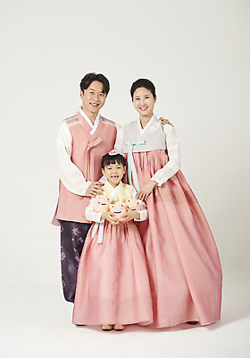 포토 JPG 스튜디오촬영 전신 여자 명절 남자 딸 행복 어린이 가족 엄마 실내 서기 미소 들기 누끼 성인 앞모습 세명 30대 설날 추석 화목 저축 한국인 돼지저금통 가족라이프 아빠 한복 핵가족 즐거움 흰배경 금융의날 국내포토 한국전통 전통 라이프스타일 기념일 감정 뷰포인트 백그라운드 컨셉 관계 모션 표정 사람 동양인 내부 장년 금융 저금통 흰색 전통의상 파일형식 법정기념일