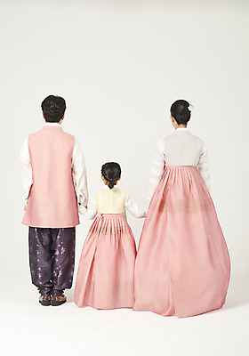 포토 JPG 스튜디오촬영 전신 여자 명절 남자 딸 행복 어린이 가족 엄마 실내 서기 누끼 성인 뒷모습 세명 30대 설날 추석 손잡기 화목 한국인 가족라이프 아빠 한복 핵가족 즐거움 흰배경 국내포토 한국전통 전통 라이프스타일 기념일 감정 뷰포인트 백그라운드 컨셉 관계 모션 사람 동양인 내부 장년 흰색 전통의상 파일형식