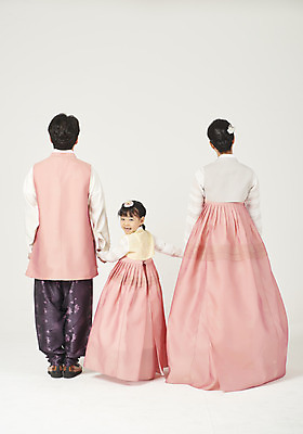 포토 JPG 스튜디오촬영 전신 여자 명절 남자 딸 행복 어린이 가족 엄마 실내 서기 미소 누끼 성인 뒷모습 세명 30대 설날 추석 손잡기 화목 한국인 가족라이프 뒤돌아보기 아빠 한복 핵가족 즐거움 흰배경 국내포토 한국전통 전통 라이프스타일 기념일 감정 뷰포인트 백그라운드 컨셉 관계 모션 표정 사람 동양인 내부 장년 흰색 전통의상 파일형식