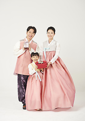 포토 JPG 스튜디오촬영 전신 여자 명절 남자 딸 행복 어린이 가족 엄마 실내 선물 서기 미소 들기 누끼 성인 앞모습 세명 30대 선물상자 설날 추석 화목 한국인 가족라이프 아빠 한복 핵가족 즐거움 흰배경 추석선물 설선물 국내포토 한국전통 전통 라이프스타일 기념일 감정 뷰포인트 백그라운드 컨셉 관계 모션 표정 사람 동양인 내부 장년 상자 흰색 전통의상 파일형식 명절선물