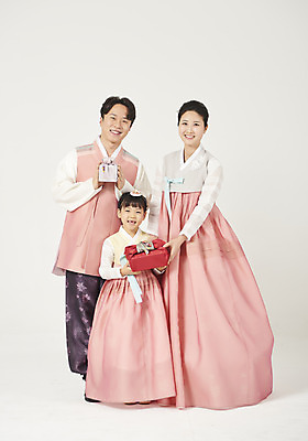 포토 JPG 스튜디오촬영 전신 여자 명절 남자 딸 행복 어린이 가족 엄마 실내 선물 서기 미소 들기 누끼 성인 앞모습 세명 30대 선물상자 설날 추석 화목 한국인 가족라이프 아빠 한복 핵가족 즐거움 흰배경 추석선물 설선물 국내포토 한국전통 전통 라이프스타일 기념일 감정 뷰포인트 백그라운드 컨셉 관계 모션 표정 사람 동양인 내부 장년 상자 흰색 전통의상 파일형식 명절선물