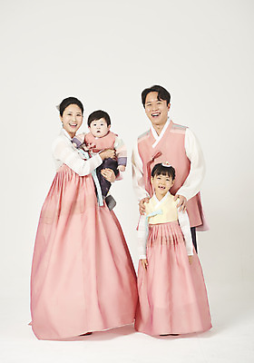 포토 JPG 스튜디오촬영 전신 여자 명절 남자 딸 행복 아들 어린이 가족 안기 엄마 실내 서기 미소 누끼 여러명 성인 앞모습 30대 설날 추석 화목 한국인 아기 가족라이프 아빠 한복 핵가족 즐거움 흰배경 국내포토 한국전통 전통 라이프스타일 기념일 감정 뷰포인트 다수 백그라운드 컨셉 관계 모션 표정 사람 동양인 내부 장년 흰색 전통의상 파일형식