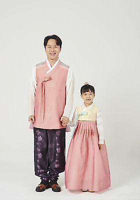 포토 JPG 스튜디오촬영 전신 여자 명절 남자 딸 행복 어린이 가족 실내 서기 미소 누끼 성인 두명 앞모습 30대 설날 추석 손잡기 화목 한국인 가족라이프 아빠 한복 핵가족 즐거움 흰배경 부녀 국내포토 한국전통 전통 라이프스타일 기념일 감정 뷰포인트 백그라운드 컨셉 관계 모션 표정 사람 동양인 내부 장년 흰색 전통의상 파일형식