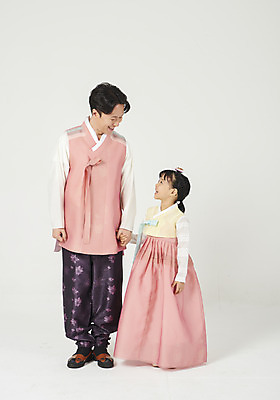 포토 JPG 스튜디오촬영 전신 여자 명절 남자 딸 행복 어린이 가족 실내 서기 미소 누끼 성인 두명 앞모습 30대 설날 마주보기 추석 손잡기 화목 한국인 가족라이프 아빠 한복 핵가족 즐거움 흰배경 부녀 국내포토 한국전통 전통 라이프스타일 기념일 감정 뷰포인트 백그라운드 컨셉 관계 모션 표정 사람 동양인 내부 장년 흰색 전통의상 파일형식