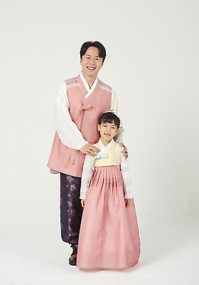 포토 JPG 스튜디오촬영 전신 여자 명절 남자 딸 행복 어린이 가족 실내 서기 미소 누끼 성인 두명 앞모습 30대 설날 추석 화목 한국인 가족라이프 아빠 한복 핵가족 즐거움 흰배경 부녀 국내포토 한국전통 전통 라이프스타일 기념일 감정 뷰포인트 백그라운드 컨셉 관계 모션 표정 사람 동양인 내부 장년 흰색 전통의상 파일형식