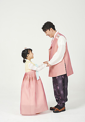 포토 JPG 스튜디오촬영 전신 여자 명절 남자 딸 행복 어린이 가족 실내 서기 미소 누끼 성인 두명 옆모습 30대 설날 마주보기 추석 손잡기 화목 한국인 가족라이프 아빠 한복 핵가족 즐거움 흰배경 부녀 국내포토 한국전통 전통 라이프스타일 기념일 감정 뷰포인트 백그라운드 컨셉 관계 모션 표정 사람 동양인 내부 장년 흰색 전통의상 파일형식