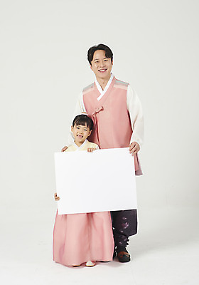 포토 JPG 스튜디오촬영 전신 배너 여자 명절 남자 딸 행복 어린이 가족 사각프레임 실내 서기 미소 들기 누끼 성인 두명 앞모습 30대 설날 추석 화목 한국인 가족라이프 아빠 한복 핵가족 즐거움 흰배경 부녀 국내포토 한국전통 전통 라이프스타일 기념일 감정 뷰포인트 백그라운드 컨셉 관계 모션 프레임 표정 사람 동양인 내부 장년 사각형 흰색 전통의상 파일형식