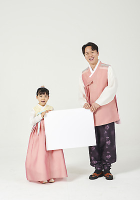포토 JPG 스튜디오촬영 전신 배너 여자 명절 남자 딸 행복 어린이 가족 사각프레임 실내 서기 미소 들기 누끼 성인 두명 앞모습 30대 설날 추석 화목 한국인 가족라이프 아빠 한복 핵가족 즐거움 흰배경 부녀 국내포토 한국전통 전통 라이프스타일 기념일 감정 뷰포인트 백그라운드 컨셉 관계 모션 프레임 표정 사람 동양인 내부 장년 사각형 흰색 전통의상 파일형식