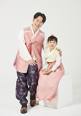 포토 JPG 스튜디오촬영 전신 여자 명절 남자 딸 행복 어린이 가족 실내 미소 누끼 앉기 성인 두명 앞모습 30대 설날 추석 화목 한국인 가족라이프 아빠 한복 핵가족 즐거움 흰배경 어깨에손 부녀 국내포토 한국전통 전통 라이프스타일 기념일 감정 뷰포인트 백그라운드 컨셉 관계 모션 표정 사람 동양인 내부 장년 흰색 전통의상 파일형식