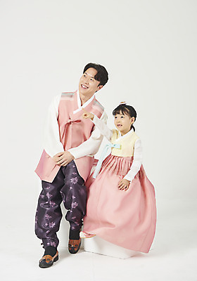 포토 JPG 스튜디오촬영 전신 응시 여자 명절 남자 딸 행복 어린이 가족 실내 미소 누끼 앉기 성인 두명 30대 설날 추석 화목 한국인 가리킴 가족라이프 아빠 한복 핵가족 즐거움 흰배경 부녀 국내포토 한국전통 전통 라이프스타일 시선 기념일 감정 백그라운드 컨셉 관계 모션 표정 사람 동양인 손짓 내부 장년 흰색 전통의상 파일형식