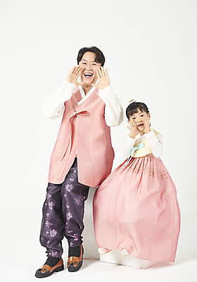 포토 JPG 스튜디오촬영 전신 여자 명절 남자 딸 행복 어린이 가족 실내 미소 누끼 앉기 성인 두명 앞모습 30대 설날 추석 화목 외침 한국인 가족라이프 아빠 한복 핵가족 즐거움 흰배경 부녀 국내포토 한국전통 전통 라이프스타일 기념일 감정 뷰포인트 백그라운드 컨셉 관계 모션 표정 사람 동양인 내부 장년 소리 흰색 전통의상 파일형식