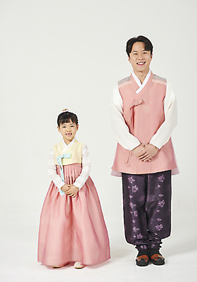 포토 JPG 스튜디오촬영 전신 여자 명절 남자 딸 행복 어린이 가족 실내 서기 미소 누끼 성인 두명 앞모습 30대 설날 추석 화목 한국인 가족라이프 아빠 한복 핵가족 즐거움 흰배경 공손 부녀 국내포토 한국전통 전통 라이프스타일 기념일 감정 뷰포인트 백그라운드 컨셉 관계 모션 표정 사람 동양인 내부 장년 흰색 전통의상 파일형식