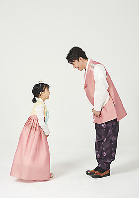 포토 JPG 스튜디오촬영 전신 여자 명절 남자 딸 행복 어린이 가족 실내 서기 미소 누끼 성인 두명 옆모습 30대 설날 마주보기 추석 화목 한국인 인사 가족라이프 아빠 한복 핵가족 즐거움 흰배경 부녀 국내포토 한국전통 전통 라이프스타일 기념일 감정 뷰포인트 백그라운드 컨셉 관계 모션 표정 사람 동양인 내부 장년 흰색 예절 전통의상 파일형식