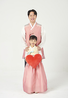 포토 JPG 스튜디오촬영 전신 여자 명절 남자 딸 행복 어린이 가족 실내 서기 미소 누끼 성인 두명 앞모습 30대 설날 추석 화목 한국인 하트 가족라이프 아빠 한복 핵가족 즐거움 흰배경 부녀 국내포토 모양 한국전통 전통 라이프스타일 기념일 감정 뷰포인트 백그라운드 컨셉 관계 모션 표정 사람 동양인 내부 장년 흰색 전통의상 파일형식