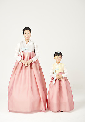 포토 JPG 스튜디오촬영 전신 여자 명절 딸 행복 어린이 모녀 엄마 실내 서기 미소 누끼 성인 두명 앞모습 30대 설날 추석 화목 한국인 가족라이프 한복 핵가족 즐거움 흰배경 공손 여자만 국내포토 한국전통 전통 라이프스타일 기념일 감정 뷰포인트 백그라운드 컨셉 가족 모션 표정 사람 동양인 내부 장년 흰색 전통의상 파일형식