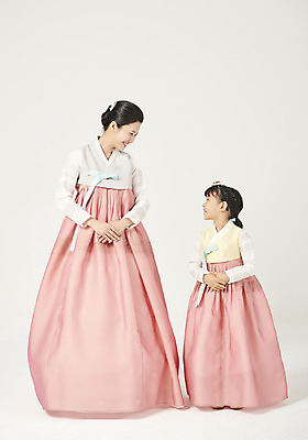 포토 JPG 스튜디오촬영 전신 여자 명절 딸 행복 어린이 모녀 엄마 실내 서기 미소 누끼 성인 두명 30대 설날 마주보기 추석 화목 한국인 가족라이프 한복 핵가족 즐거움 흰배경 손모으기 공손 여자만 국내포토 한국전통 전통 라이프스타일 기념일 감정 백그라운드 컨셉 가족 모션 표정 사람 동양인 손짓 내부 장년 흰색 전통의상 파일형식