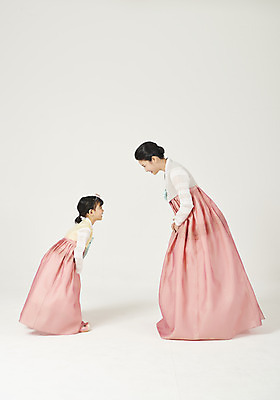 포토 JPG 스튜디오촬영 전신 여자 명절 딸 행복 어린이 모녀 엄마 실내 서기 미소 누끼 성인 두명 옆모습 30대 설날 마주보기 추석 화목 한국인 인사 가족라이프 한복 핵가족 즐거움 흰배경 여자만 국내포토 한국전통 전통 라이프스타일 기념일 감정 뷰포인트 백그라운드 컨셉 가족 모션 표정 사람 동양인 내부 장년 흰색 예절 전통의상 파일형식