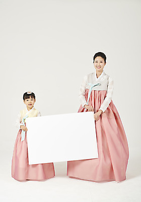 포토 JPG 스튜디오촬영 전신 배너 여자 명절 딸 행복 어린이 모녀 엄마 사각프레임 실내 서기 미소 들기 누끼 성인 두명 앞모습 30대 설날 추석 화목 한국인 가족라이프 한복 핵가족 즐거움 흰배경 여자만 국내포토 한국전통 전통 라이프스타일 기념일 감정 뷰포인트 백그라운드 컨셉 가족 모션 프레임 표정 사람 동양인 내부 장년 사각형 흰색 전통의상 파일형식