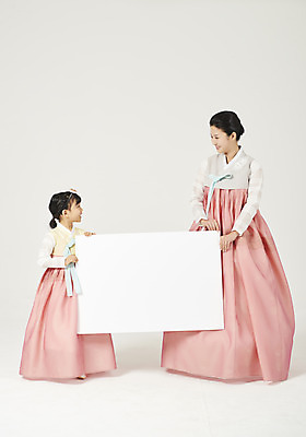 포토 JPG 스튜디오촬영 전신 배너 여자 명절 딸 행복 어린이 모녀 엄마 사각프레임 실내 서기 미소 들기 누끼 성인 두명 앞모습 30대 설날 마주보기 추석 화목 한국인 가족라이프 한복 핵가족 즐거움 흰배경 여자만 국내포토 한국전통 전통 라이프스타일 기념일 감정 뷰포인트 백그라운드 컨셉 가족 모션 프레임 표정 사람 동양인 내부 장년 사각형 흰색 전통의상 파일형식