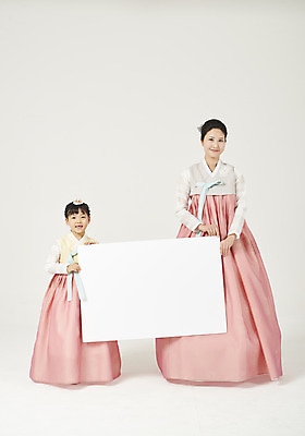 포토 JPG 스튜디오촬영 전신 배너 여자 명절 딸 행복 어린이 모녀 엄마 사각프레임 실내 서기 미소 들기 누끼 성인 두명 앞모습 30대 설날 추석 화목 한국인 가족라이프 한복 핵가족 즐거움 흰배경 여자만 국내포토 한국전통 전통 라이프스타일 기념일 감정 뷰포인트 백그라운드 컨셉 가족 모션 프레임 표정 사람 동양인 내부 장년 사각형 흰색 전통의상 파일형식