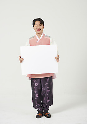 포토 JPG 스튜디오촬영 전신 배너 명절 남자 행복 사각프레임 실내 한명 서기 미소 들기 누끼 성인 앞모습 30대 설날 추석 화목 한국인 한복 즐거움 흰배경 성인남자한명만 국내포토 1 한국전통 전통 기념일 감정 뷰포인트 백그라운드 컨셉 모션 프레임 표정 사람 동양인 내부 장년 사각형 흰색 전통의상 남자한명만 성인남자만 파일형식