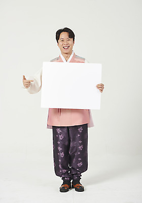 포토 JPG 스튜디오촬영 전신 배너 명절 남자 행복 사각프레임 실내 한명 서기 미소 들기 누끼 성인 앞모습 30대 설날 추석 화목 한국인 가리킴 한복 즐거움 흰배경 성인남자한명만 국내포토 1 한국전통 전통 기념일 감정 뷰포인트 백그라운드 컨셉 모션 프레임 표정 사람 동양인 손짓 내부 장년 사각형 흰색 전통의상 남자한명만 성인남자만 파일형식
