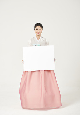 포토 JPG 스튜디오촬영 전신 배너 여자 명절 행복 사각프레임 실내 한명 서기 미소 들기 누끼 성인 앞모습 30대 설날 추석 화목 한국인 한복 즐거움 흰배경 성인여자한명만 국내포토 1 한국전통 전통 기념일 감정 뷰포인트 백그라운드 컨셉 모션 프레임 표정 사람 동양인 내부 장년 사각형 흰색 전통의상 여자한명만 성인여자만 파일형식