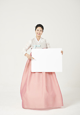포토 JPG 스튜디오촬영 전신 배너 여자 명절 행복 사각프레임 실내 한명 서기 미소 들기 누끼 성인 앞모습 30대 설날 추석 화목 한국인 가리킴 한복 즐거움 흰배경 성인여자한명만 국내포토 1 한국전통 전통 기념일 감정 뷰포인트 백그라운드 컨셉 모션 프레임 표정 사람 동양인 손짓 내부 장년 사각형 흰색 전통의상 여자한명만 성인여자만 파일형식