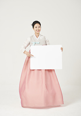 포토 JPG 스튜디오촬영 전신 배너 여자 명절 행복 사각프레임 실내 한명 서기 미소 들기 누끼 성인 앞모습 30대 설날 추석 화목 한국인 가리킴 한복 즐거움 흰배경 성인여자한명만 국내포토 1 한국전통 전통 기념일 감정 뷰포인트 백그라운드 컨셉 모션 프레임 표정 사람 동양인 손짓 내부 장년 사각형 흰색 전통의상 여자한명만 성인여자만 파일형식
