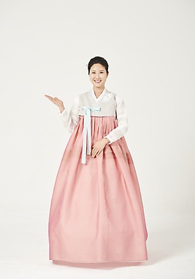 포토 JPG 스튜디오촬영 전신 여자 명절 행복 안내 실내 한명 서기 미소 누끼 손짓 성인 앞모습 30대 설날 추석 화목 한국인 가리킴 한복 즐거움 흰배경 성인여자한명만 국내포토 1 한국전통 전통 기념일 감정 뷰포인트 백그라운드 컨셉 모션 표정 사람 동양인 내부 장년 흰색 전통의상 여자한명만 성인여자만 파일형식