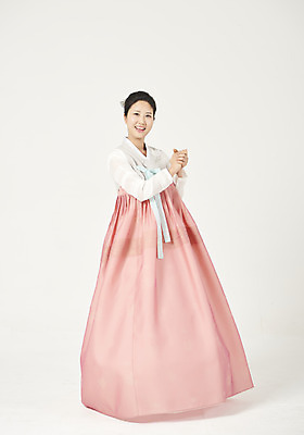 포토 JPG 스튜디오촬영 전신 여자 명절 행복 실내 한명 서기 미소 누끼 성인 앞모습 30대 설날 추석 화목 한국인 한복 즐거움 흰배경 손모으기 성인여자한명만 국내포토 1 한국전통 전통 기념일 감정 뷰포인트 백그라운드 컨셉 모션 표정 사람 동양인 손짓 내부 장년 흰색 전통의상 여자한명만 성인여자만 파일형식