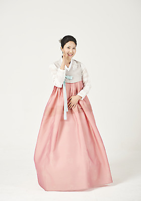 포토 JPG 스튜디오촬영 전신 여자 명절 행복 실내 한명 서기 미소 누끼 손짓 성인 앞모습 30대 설날 추석 화목 외침 한국인 한복 즐거움 흰배경 성인여자한명만 국내포토 1 한국전통 전통 기념일 감정 뷰포인트 백그라운드 컨셉 모션 표정 사람 동양인 내부 장년 소리 흰색 전통의상 여자한명만 성인여자만 파일형식