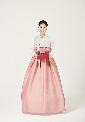 포토 JPG 스튜디오촬영 전신 여자 명절 행복 실내 선물 한명 서기 미소 들기 누끼 성인 앞모습 30대 선물상자 설날 추석 화목 한국인 한복 즐거움 흰배경 주기 추석선물 성인여자한명만 설선물 국내포토 1 한국전통 전통 기념일 감정 뷰포인트 백그라운드 컨셉 모션 표정 사람 동양인 내부 장년 상자 흰색 전통의상 여자한명만 성인여자만 파일형식 명절선물