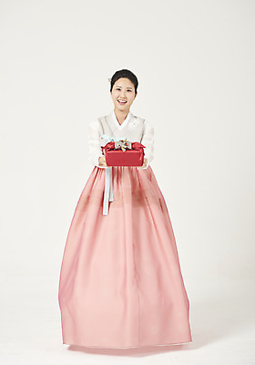 포토 JPG 스튜디오촬영 전신 여자 명절 행복 실내 선물 한명 서기 미소 들기 누끼 성인 앞모습 30대 선물상자 설날 추석 화목 한국인 한복 즐거움 흰배경 주기 추석선물 성인여자한명만 설선물 국내포토 1 한국전통 전통 기념일 감정 뷰포인트 백그라운드 컨셉 모션 표정 사람 동양인 내부 장년 상자 흰색 전통의상 여자한명만 성인여자만 파일형식 명절선물