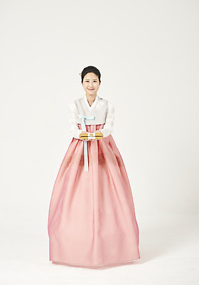 포토 JPG 스튜디오촬영 전신 여자 명절 행복 실내 한명 서기 미소 들기 누끼 성인 앞모습 30대 설날 추석 화목 한국인 한복 즐거움 흰배경 주기 상품권 성인여자한명만 국내포토 1 한국전통 전통 기념일 감정 뷰포인트 백그라운드 컨셉 모션 표정 사람 동양인 내부 장년 흰색 전통의상 여자한명만 성인여자만 파일형식