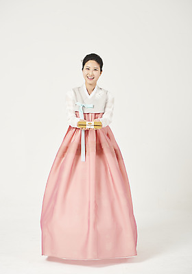 포토 JPG 스튜디오촬영 전신 여자 명절 행복 실내 한명 서기 미소 들기 누끼 성인 앞모습 30대 설날 추석 화목 한국인 한복 즐거움 흰배경 주기 상품권 성인여자한명만 국내포토 1 한국전통 전통 기념일 감정 뷰포인트 백그라운드 컨셉 모션 표정 사람 동양인 내부 장년 흰색 전통의상 여자한명만 성인여자만 파일형식