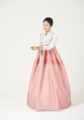 포토 JPG 스튜디오촬영 전신 여자 명절 행복 실내 한명 서기 미소 들기 누끼 성인 앞모습 30대 설날 추석 화목 한국인 한복 즐거움 흰배경 주기 상품권 성인여자한명만 국내포토 1 한국전통 전통 기념일 감정 뷰포인트 백그라운드 컨셉 모션 표정 사람 동양인 내부 장년 흰색 전통의상 여자한명만 성인여자만 파일형식