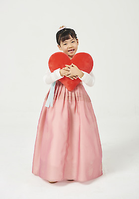 포토 JPG 스튜디오촬영 여자 명절 행복 어린이 실내 한명 서기 미소 들기 누끼 소녀 앞모습 설날 추석 화목 한국인 하트 한복 즐거움 흰배경 소녀한명만 국내포토 모양 1 한국전통 전통 기념일 감정 뷰포인트 백그라운드 컨셉 모션 표정 사람 동양인 내부 흰색 전통의상 여자한명만 소녀만 파일형식