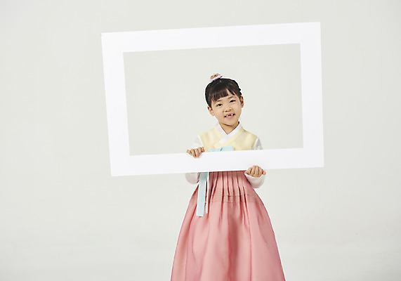 포토 JPG 스튜디오촬영 배너 여자 명절 행복 어린이 프레임 실내 한명 서기 미소 들기 누끼 소녀 상반신 앞모습 설날 추석 화목 한국인 한복 즐거움 흰배경 소녀한명만 국내포토 1 한국전통 전통 기념일 감정 뷰포인트 백그라운드 컨셉 모션 표정 사람 동양인 내부 흰색 전통의상 여자한명만 소녀만 파일형식