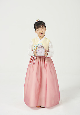 포토 JPG 스튜디오촬영 여자 명절 행복 어린이 실내 선물 한명 서기 들기 누끼 소녀 앞모습 선물상자 설날 추석 화목 한국인 한복 즐거움 흰배경 추석선물 소녀한명만 설선물 국내포토 1 한국전통 전통 기념일 감정 뷰포인트 백그라운드 컨셉 모션 사람 동양인 내부 상자 흰색 전통의상 여자한명만 소녀만 파일형식 명절선물