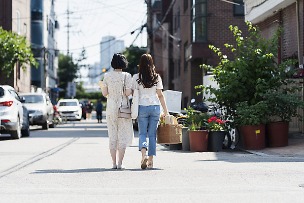 포토 JPG 주간 전신 우먼라이프 원피스 여자 데이트 자동차 거리 들기 20대 성인 야외 두명 뒷모습 캐주얼 여름 친구 소풍 걷기 우정 한국인 즐거움 소풍바구니 에코백 성인여자만 소확행 인싸 국내포토 자연요소 라이프스타일 옷 계절 감정 육상교통 뷰포인트 가방 관계 모션 사람 동양인 청년 야외활동 바구니 에코 신조어 약어 여자만 성인만 파일형식
