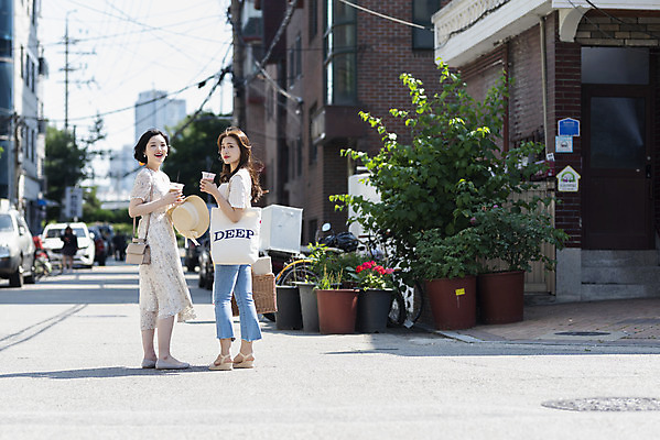 포토 JPG 주간 전신 우먼라이프 원피스 여자 데이트 자동차 거리 서기 미소 들기 20대 성인 야외 두명 뒷모습 캐주얼 여름 친구 소풍 우정 한국인 즐거움 소풍바구니 에코백 성인여자만 소확행 인싸 국내포토 자연요소 라이프스타일 옷 계절 감정 육상교통 뷰포인트 가방 관계 모션 표정 사람 동양인 청년 야외활동 바구니 에코 신조어 약어 여자만 성인만 파일형식