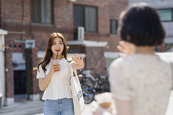 포토 JPG 주간 우먼라이프 여자 데이트 거리 서기 미소 상반신 20대 성인 야외 두명 앞모습 뒷모습 아웃포커스 여름 친구 우정 한국인 즐거움 손인사 반가움 에코백 성인여자만 소확행 인싸 국내포토 자연요소 라이프스타일 계절 감정 뷰포인트 가방 관계 모션 촬영기법 표정 사람 동양인 청년 인사 에코 신조어 약어 여자만 성인만 파일형식