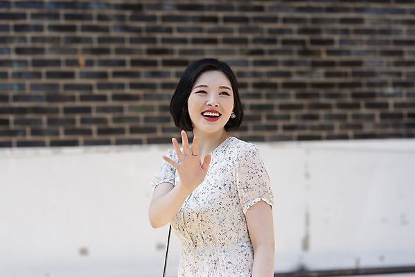 포토 JPG 주간 우먼라이프 응시 원피스 여자 거리 한명 서기 미소 상반신 20대 성인 야외 옆모습 여름 한국인 즐거움 손인사 싱글라이프 성인여자한명만 인싸 국내포토 자연요소 1 라이프스타일 시선 옷 계절 감정 뷰포인트 모션 표정 사람 동양인 청년 인사 신조어 약어 여자한명만 성인여자만 파일형식